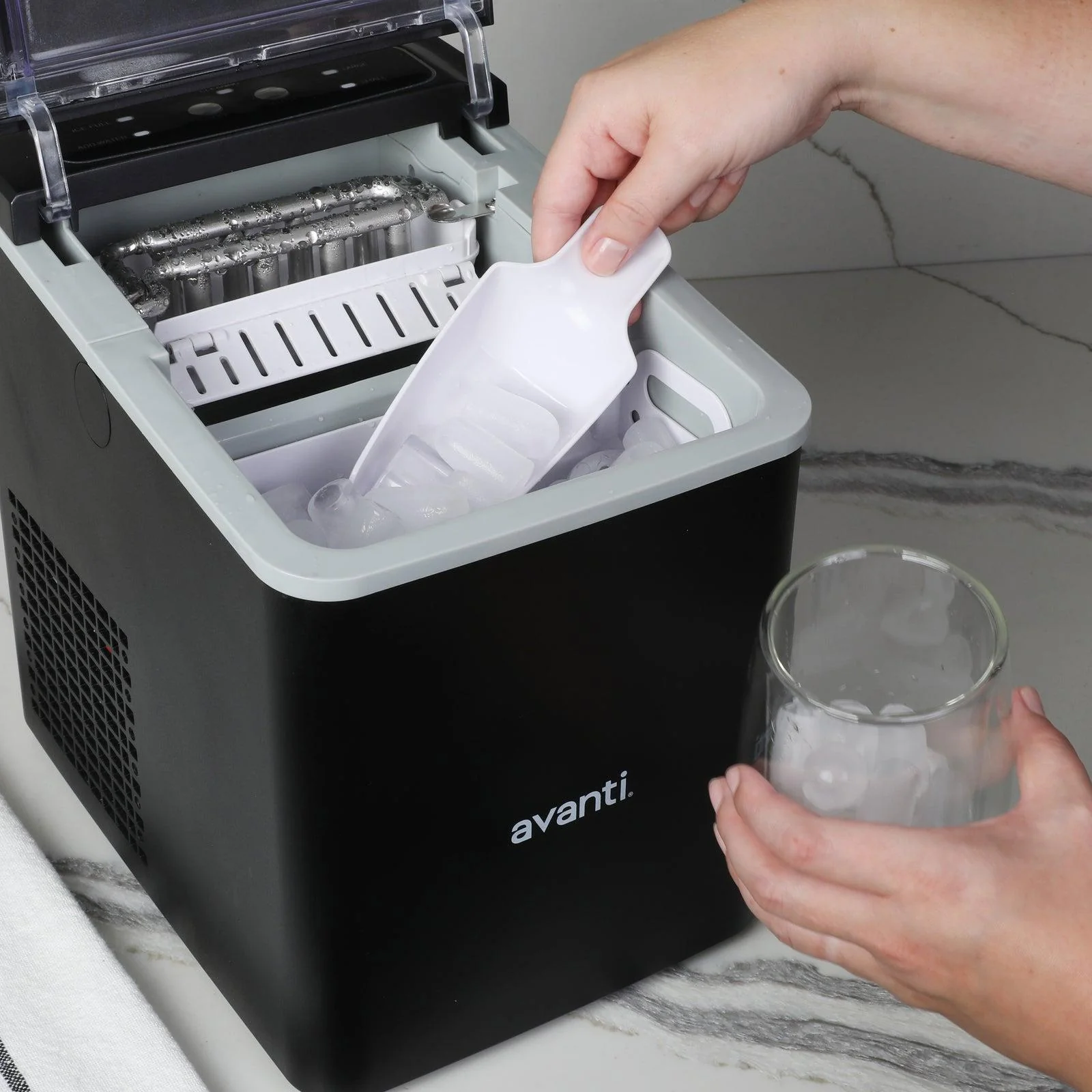 AVIM2625BK Avanti Mighty Ice Countertop Bullet Ice Maker - Image 4