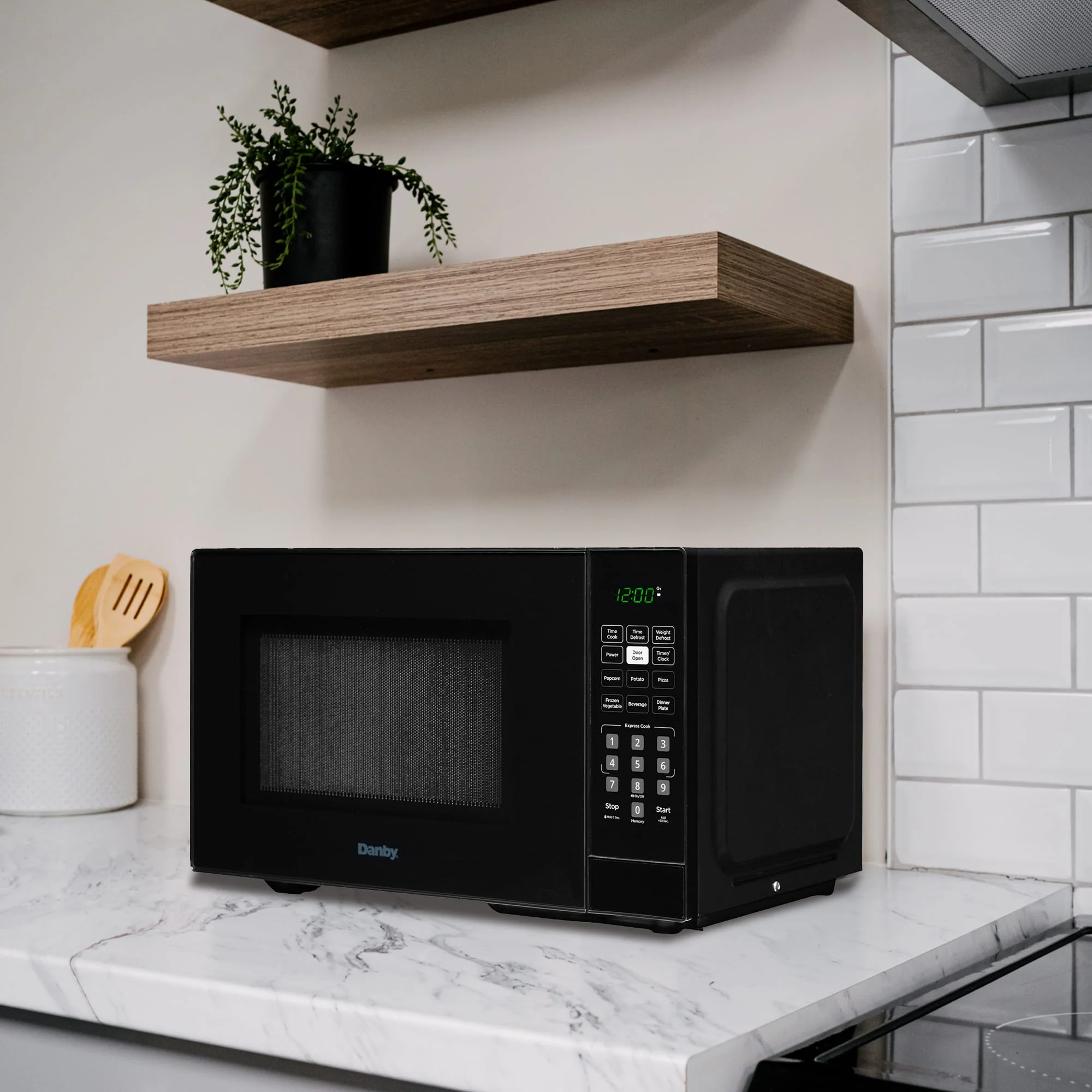 DBMW0921BBB Danby 0.9 cu. ft. Countertop Microwave in Black - Image 5