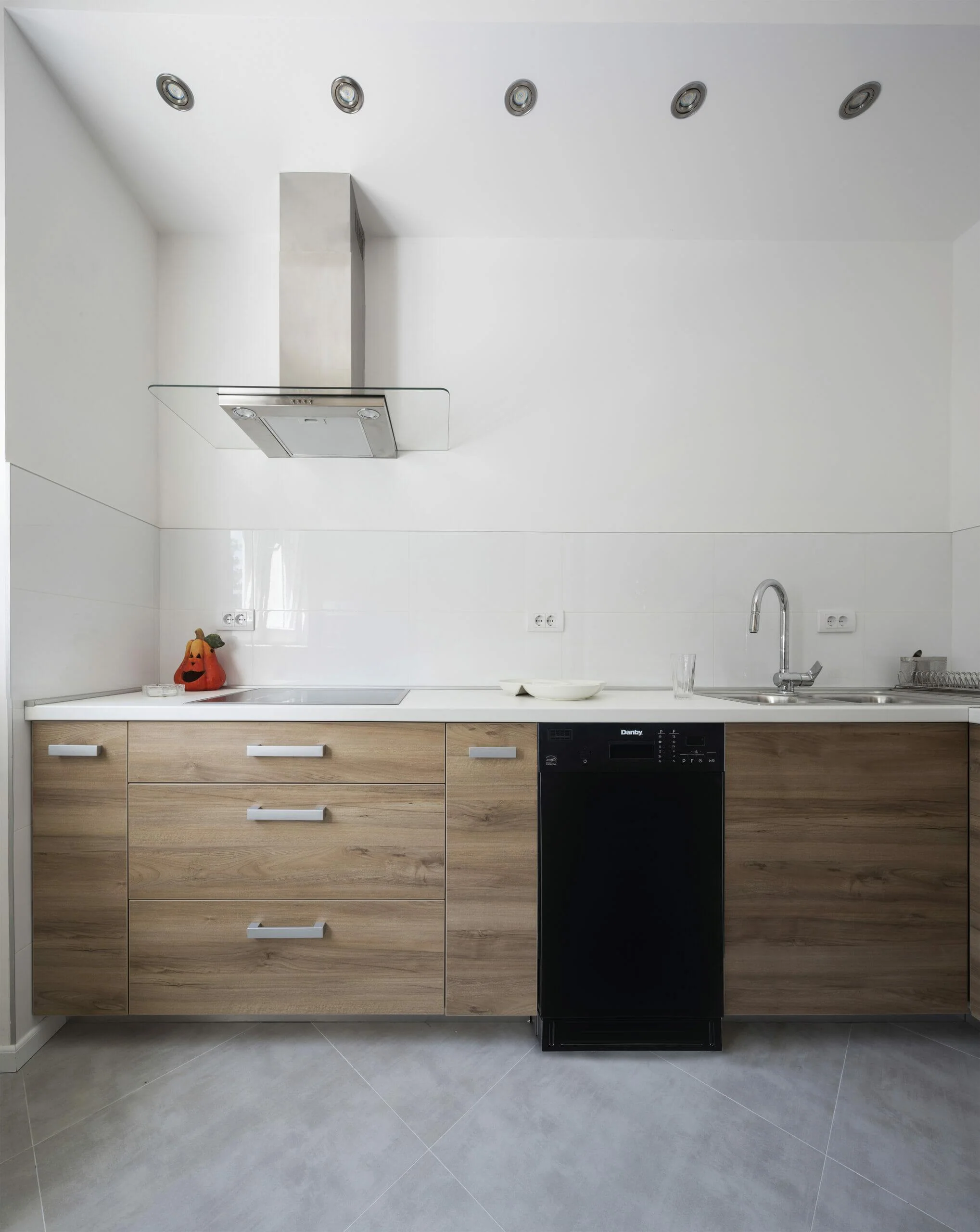 Danby 18" Wide Built-in Dishwasher in Black - Image 9