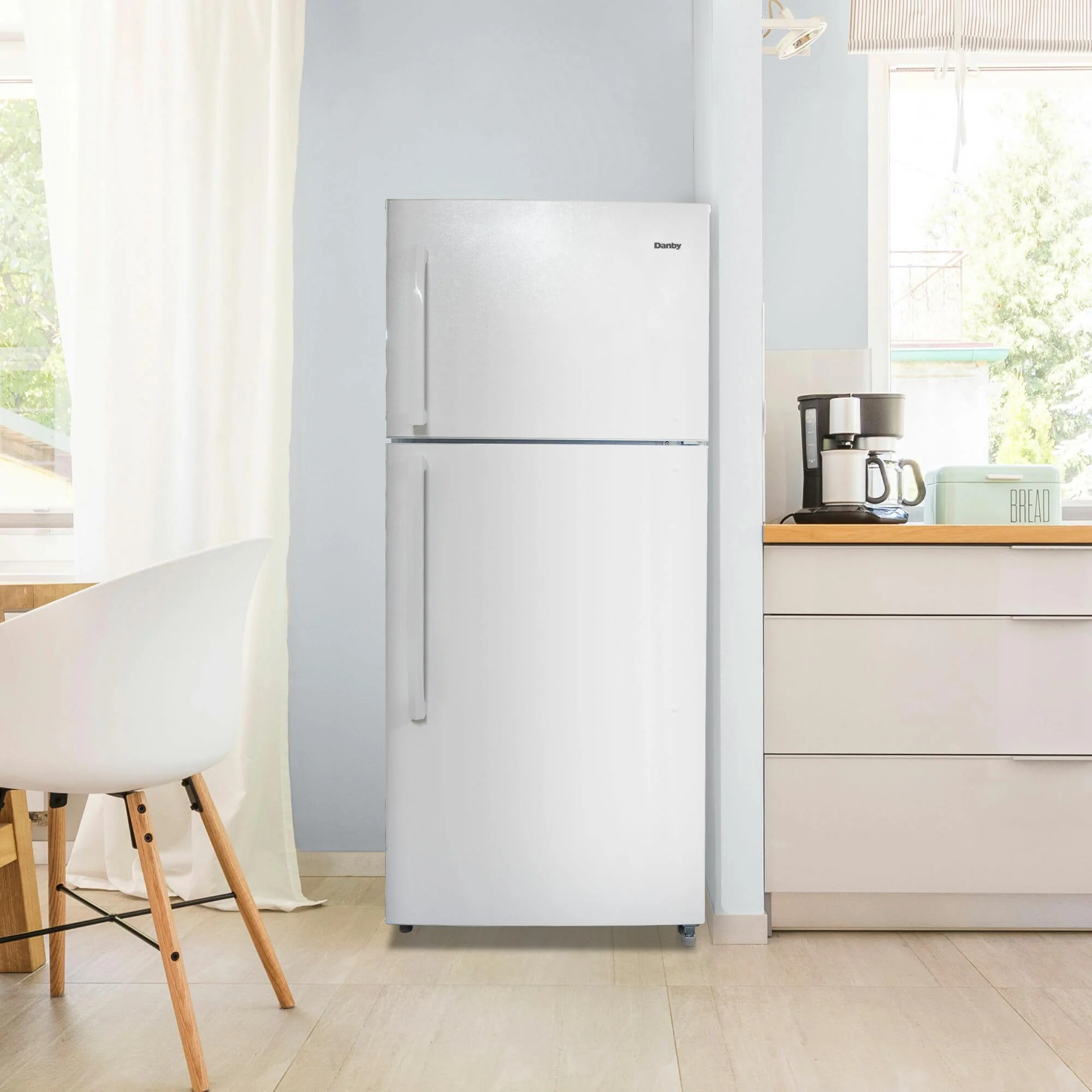 DFF180E1WDB Danby 18.1 cu. ft. Apartment Size Fridge Top Mount in White - Image 4
