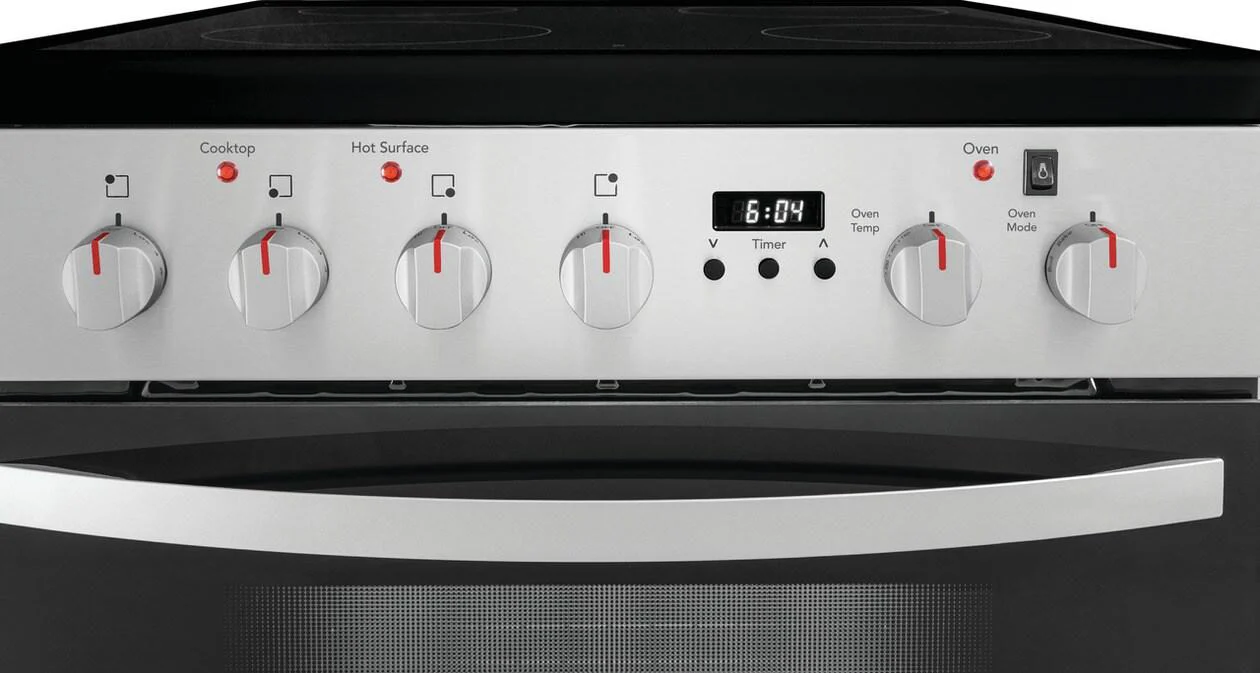 Frigidaire FCFE2425AS 24" Freestanding Electric Range - Image 5