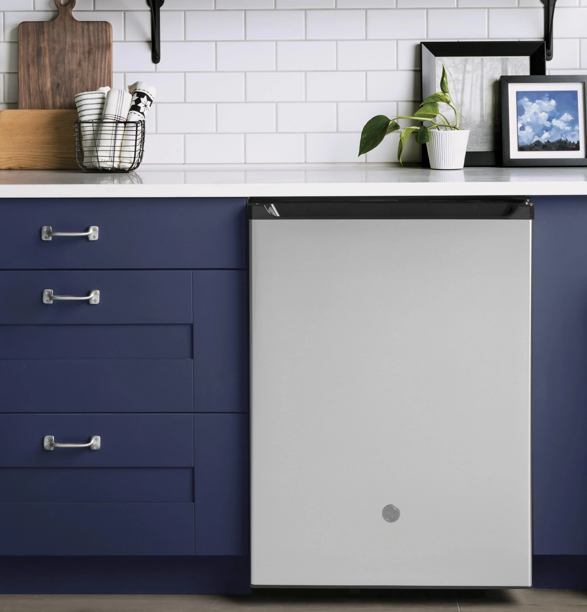 GCE06GSHSB GE® ENERGY STAR® Compact Refrigerator - Image 6