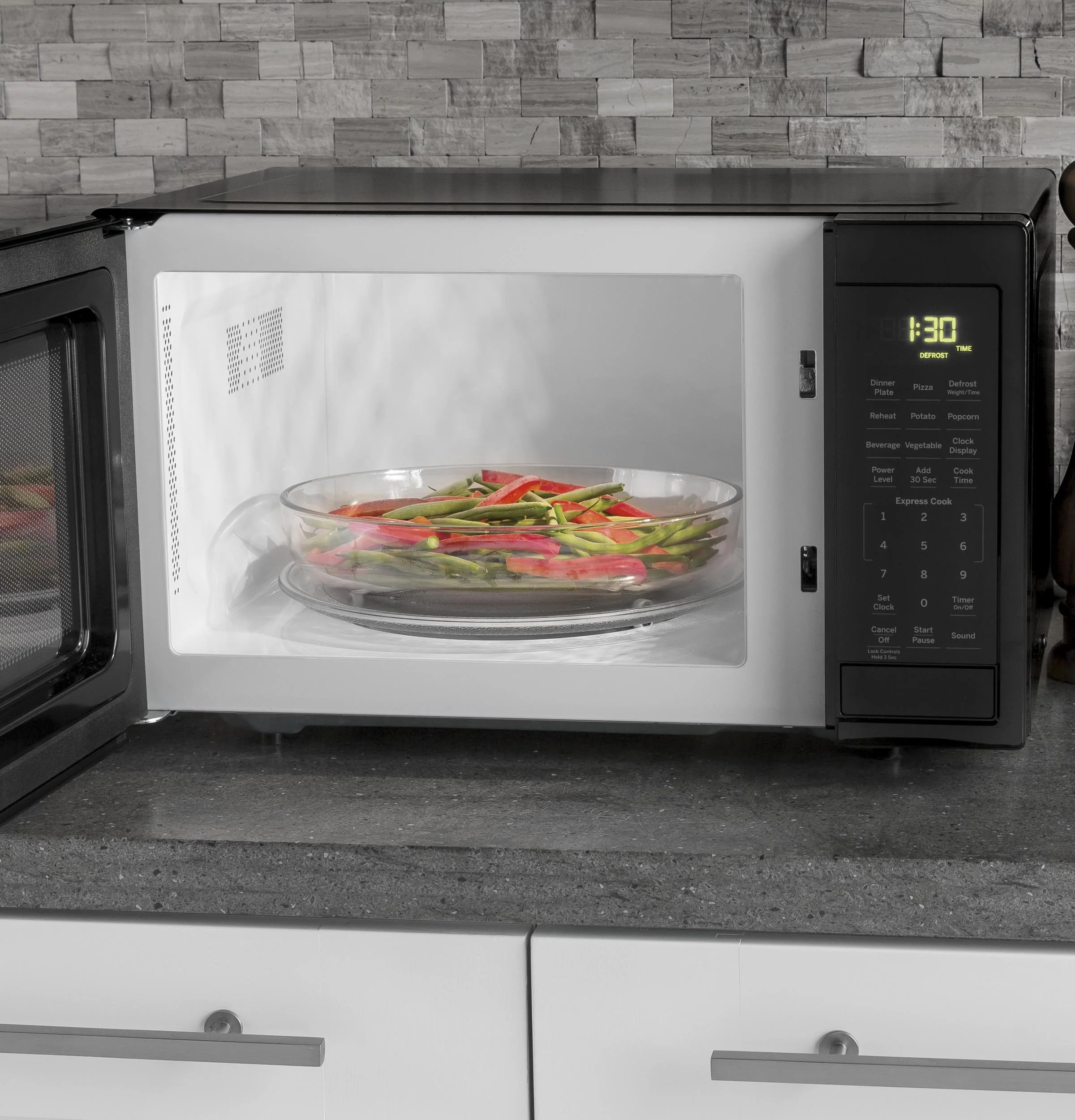 GCST07N1WBB GE® 0.7 Cu. Ft. Capacity Countertop Microwave Oven - Image 5