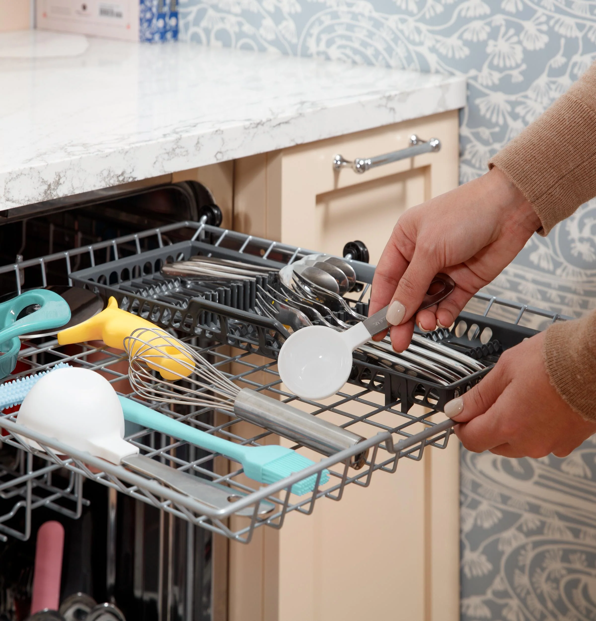 GDT670SGVBB GE® ENERGY STAR® Top Control with Stainless Steel Interior Dishwasher with Sanitize Cycle - Image 6