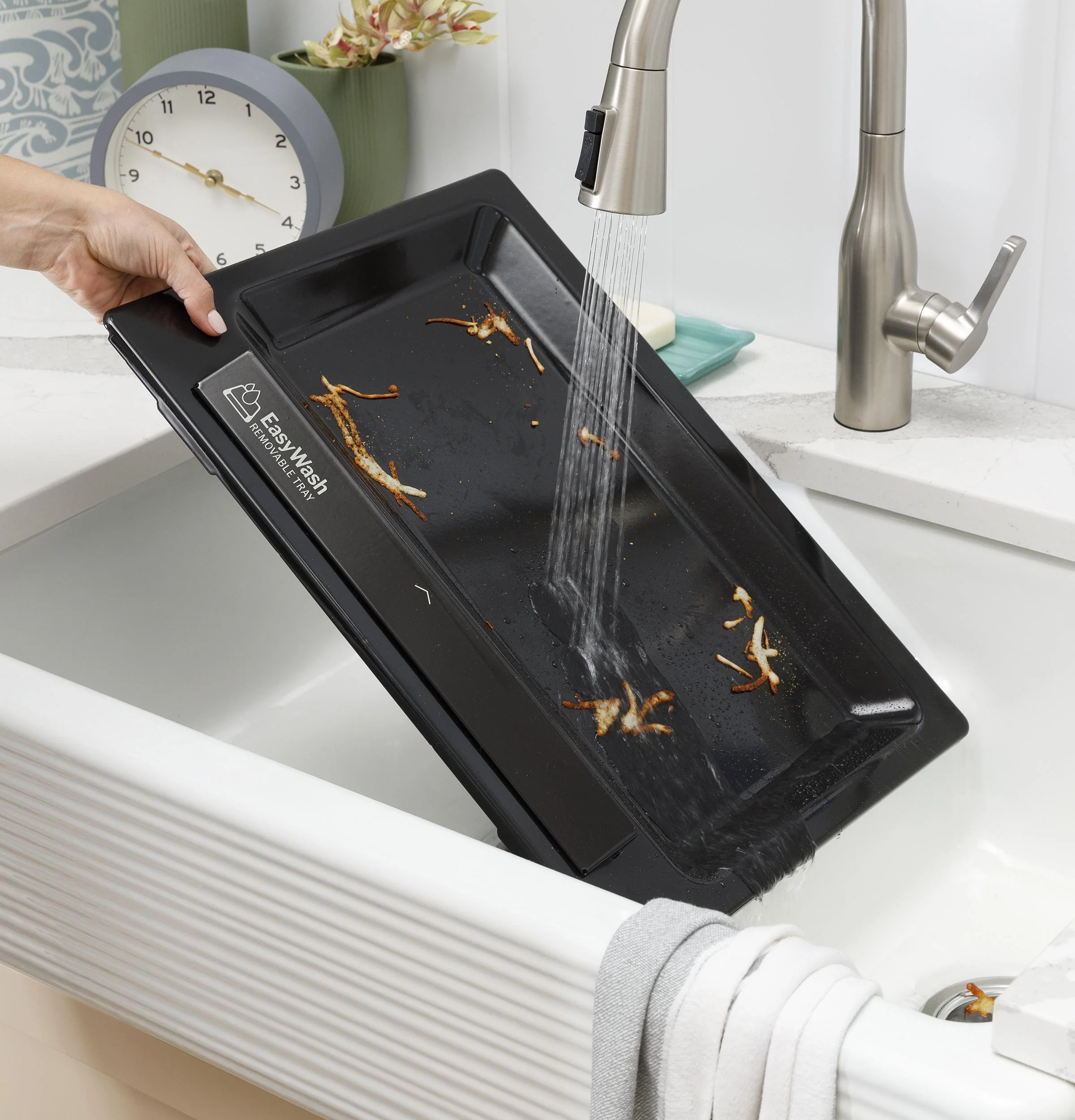 GGS600AVES GE® 30" Slide-In Front-Control Convection Gas Range with No Preheat Air Fry and EasyWash™ Oven Tray - Image 10