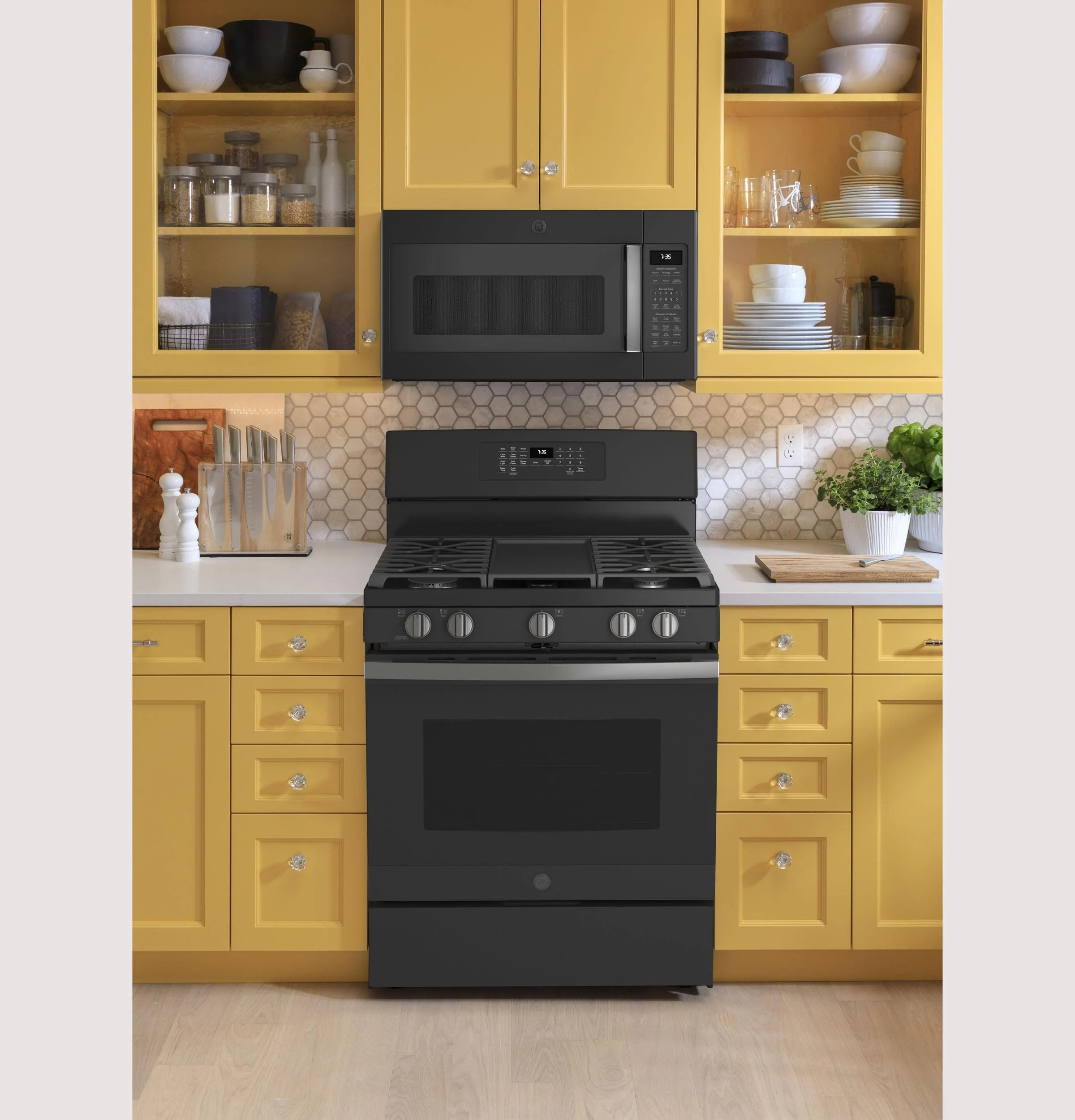 GE® 30" Free-Standing Gas Convection Range with No Preheat Air Fry - Image 6