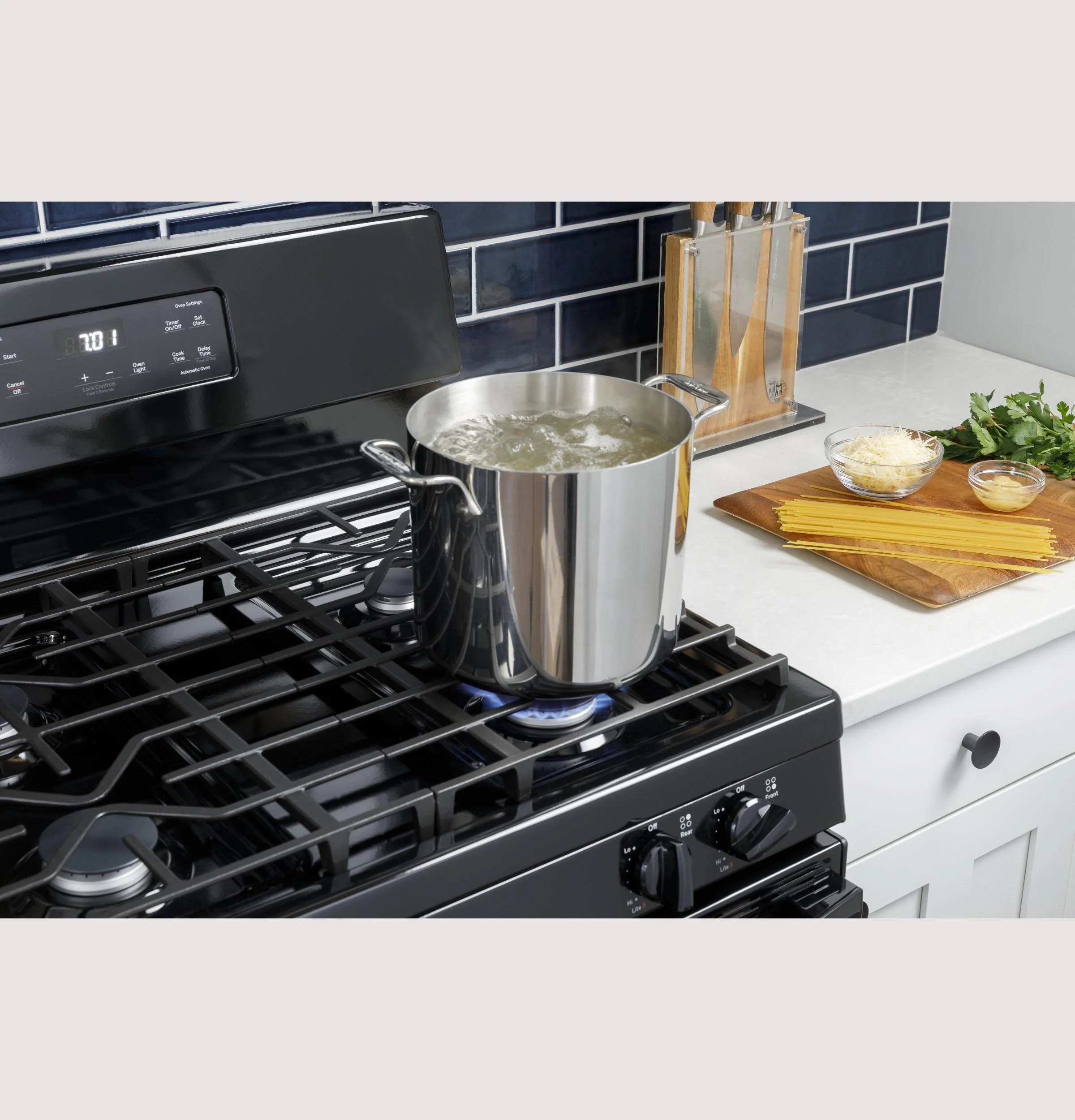JGBS61DPBB GE® 30" Free-Standing Gas Range - Image 10