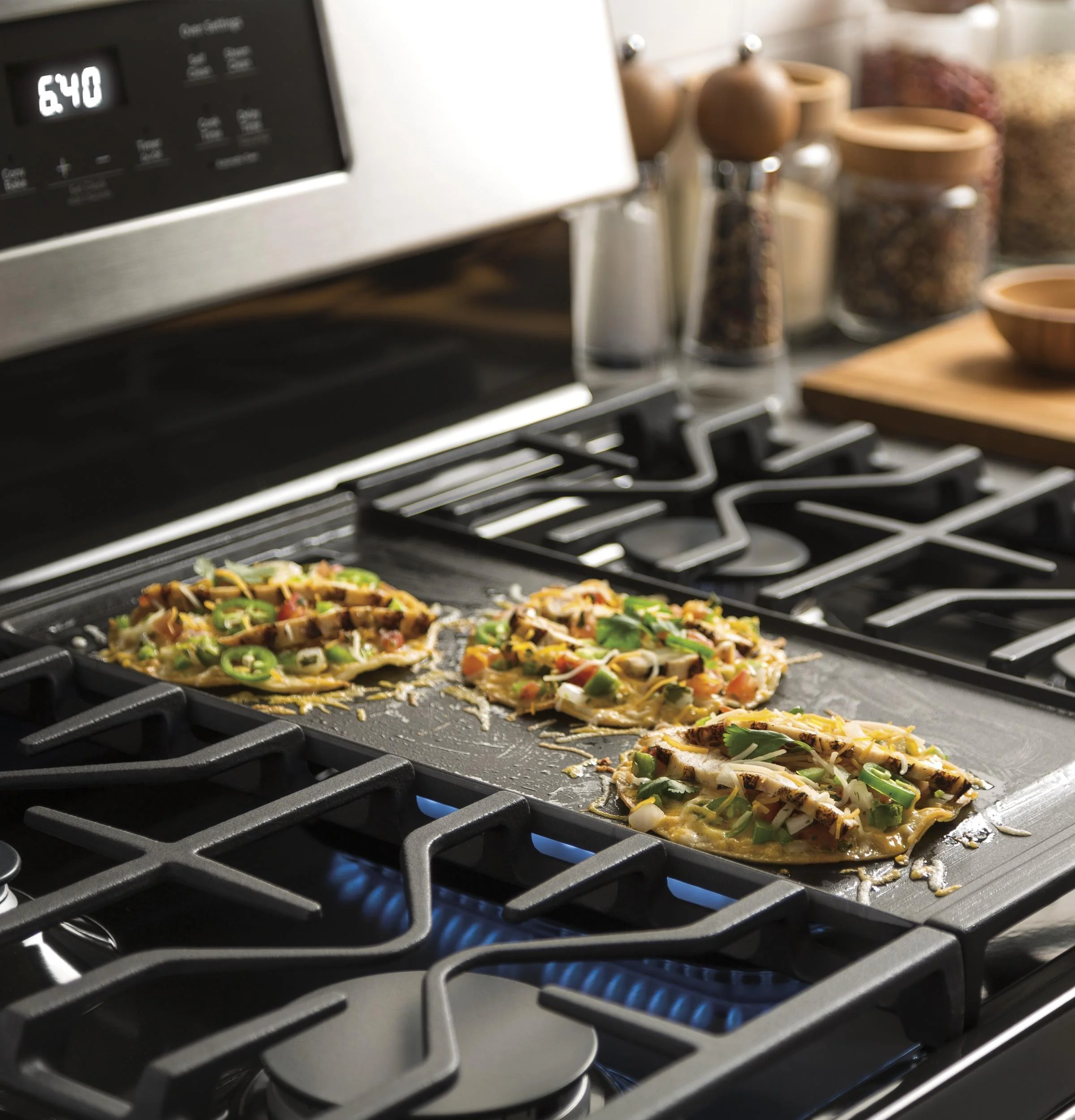 JGBS66REKSS GE® 30" Free-Standing Gas Range - Image 8