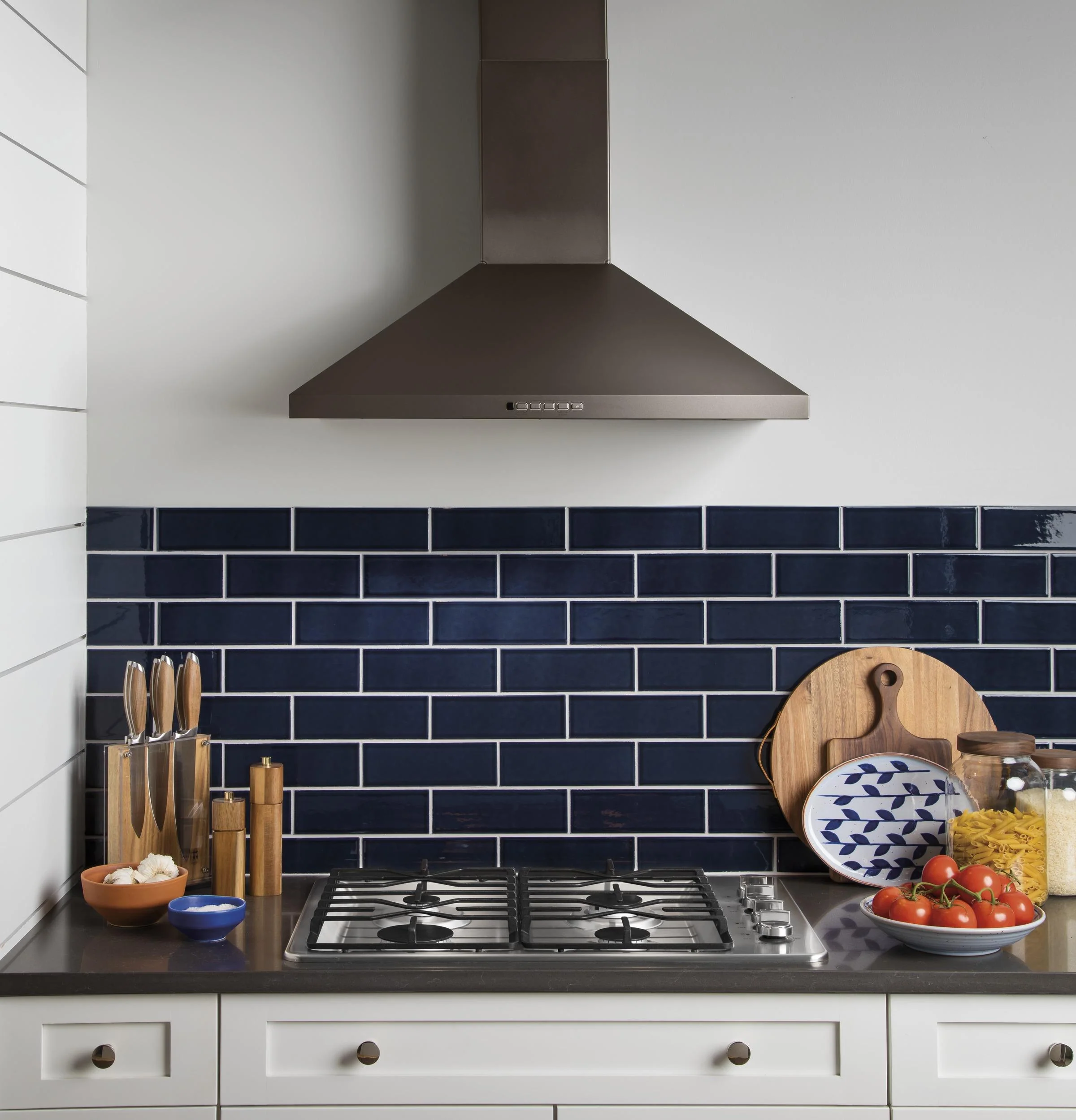 JVW5301EJES GE® 30" Wall-Mount Pyramid Chimney Hood - Image 5