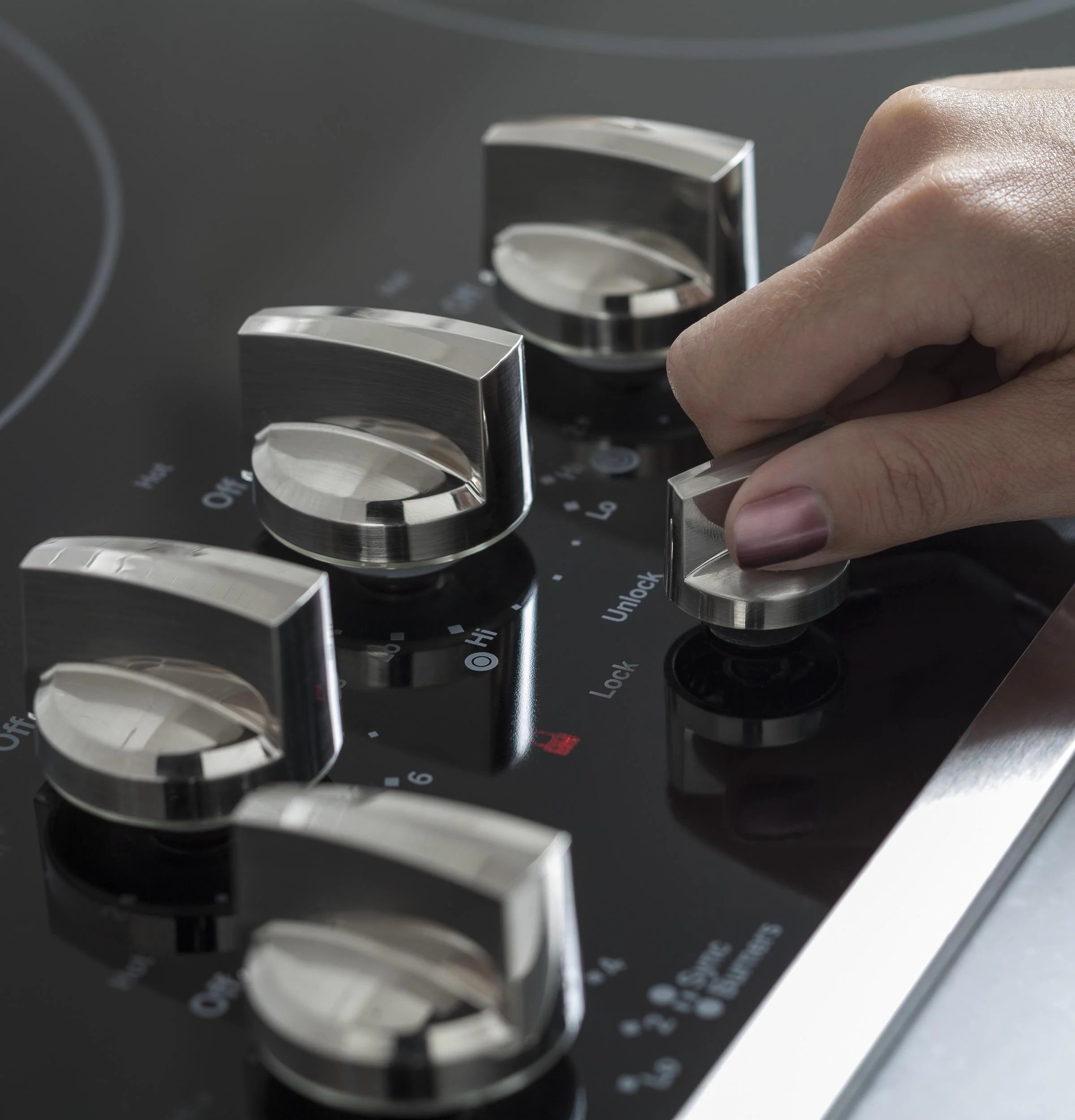 GE Profile™ 36" Built-In Knob Control Cooktop - Image 8