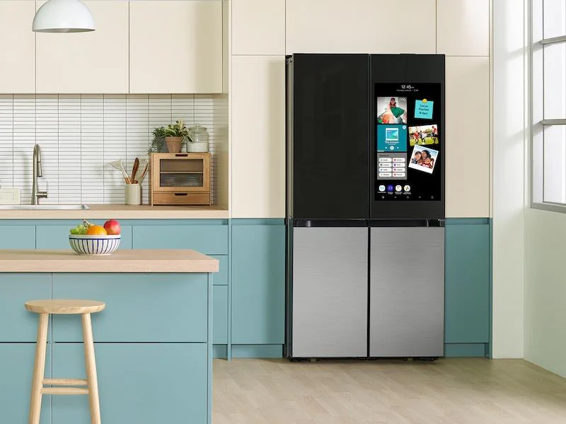 Samsung Bespoke 4-Door Flex™ Refrigerator (29 cu. ft.) with Family Hub™ in Charcoal Glass Top and Stainless Steel Bottom Panels - Image 4