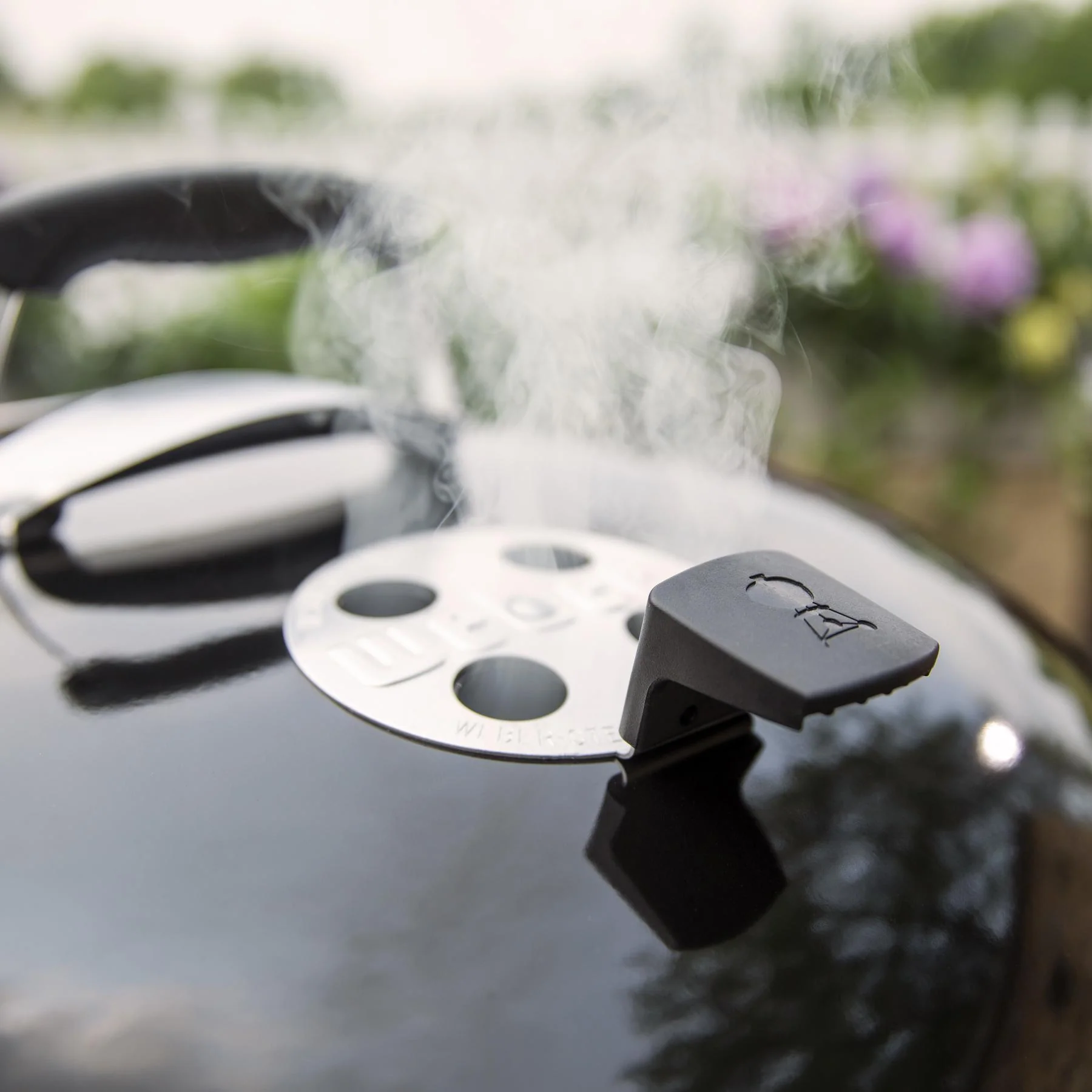 Weber 1500064 Master-Touch Charcoal Grill 26 - Black - Image 17