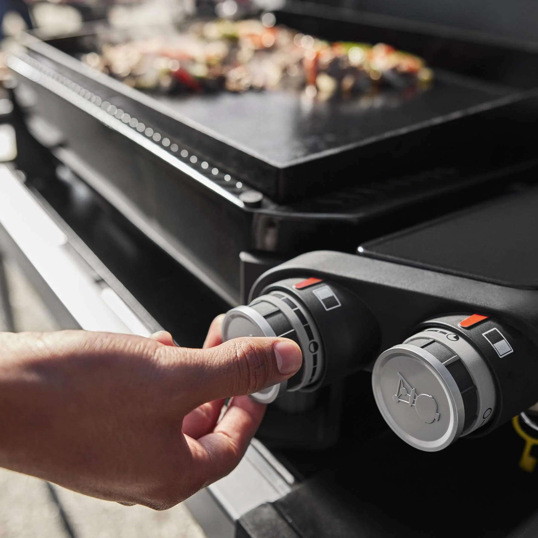 1500213 Weber Traveler® 22 Tabletop Griddle - Black - Image 4